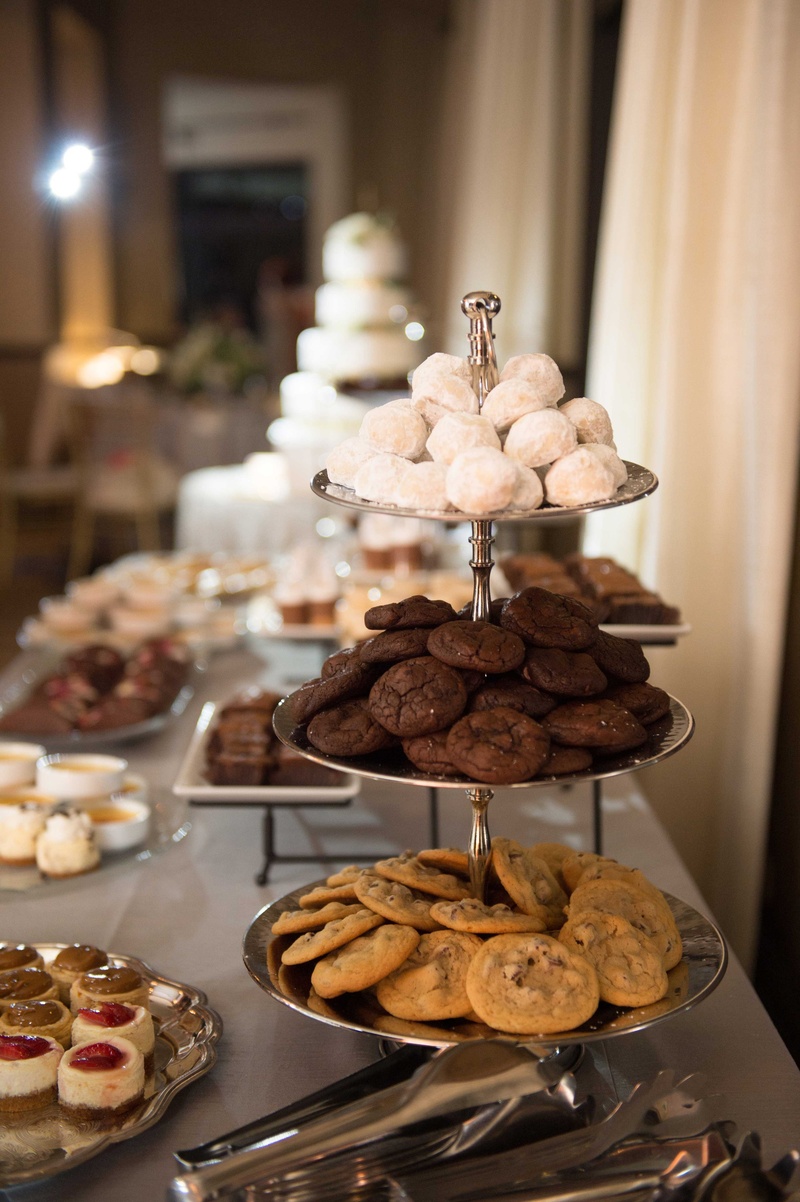 Cookies on Tiered Tray
Photography: Laurie Bailey Photography
Read More:
http://www.insideweddings.com/weddings/classic-california-wedding-with-outdoor-ceremony-indoor-reception/853/ dessert bar, sweets table, chocolate chip cookies, double chocolate, powdered sugar cookies