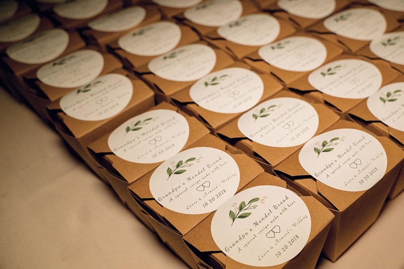 Homemade Model Bread Favors
Photography: Apertura
Read More:
http://www.insideweddings.com/weddings/warm-inviting-outdoor-fall-wedding-with-romantic-rustic-details/1363/ homemade mondel brea favors, edible wedding favors in cardboard boxes with custom stickers