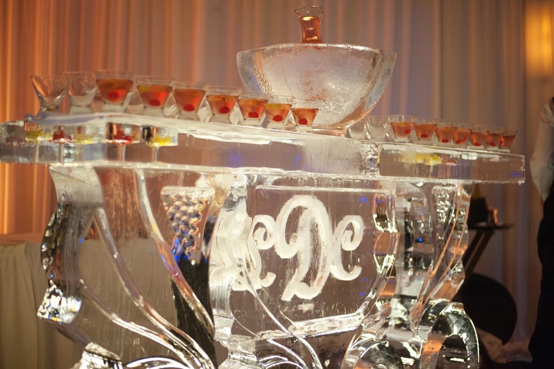 Monogram Ice Sculpture
Photography: Justin Marantz
Read More:
http://www.insideweddings.com/weddings/unforgettable-miami-wedding-with-acrobats-tiger-cubs-fireworks/437/ Ice sculpture bar with ice bucket and wedding monogram