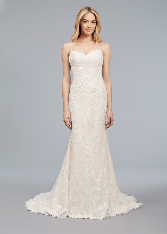 Luna
Photography: Sarra Fleur
Read More:
http://www.insideweddings.com/lookbook/9147/anne-barge-atlanta/blue-willow-bride-spring-2018/ Blue Willow Bride Spring 2018 bridal collection Luna wedding dress lace slip dress keyhole back