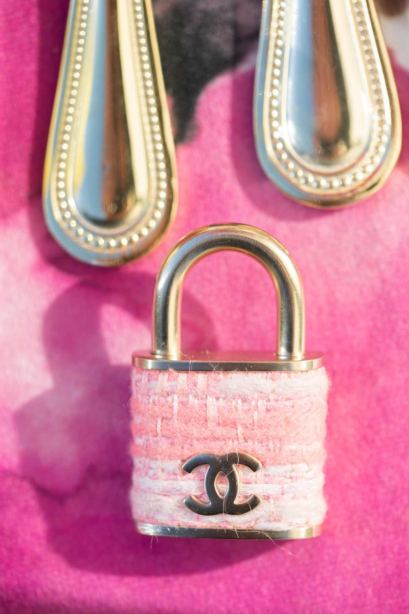 Pink Chanel Lock on Fuchsia Table Linen
Photography: Thisbe Grace Photography
Read More:
http://www.insideweddings.com/weddings/dramatic-wedding-shoot-inspired-by-alexander-mcqueen-chanel/749/ pink chanel lock on pink fuchsia table linen with gold flatware