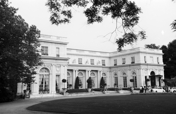 Elegant All White Affair At Rosecliff Mansion In Rhode Island