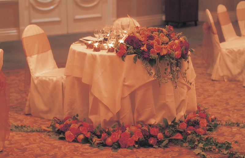 White Table for Two Decorated With Orange Flowers
Photography: Simone %26 Martin Photography
Read More:
http://www.insideweddings.com/weddings/a-midsummer-nights-dream-wedding-in-beverly-hills-california/58/ sweetheart table covered in white linens and orange flowers