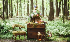 Woodland Cake Display
Photography: Veronica Varos Photography
Read More:
http://www.insideweddings.com/weddings/a-bohemian-inspired-wedding-shoot-in-an-enchanted-forest/643/ Wedding cake on a stump atop a wood chest in the forest