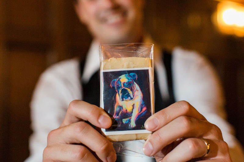 Wedding Favor with Bulldog Art
Photography: Vue Photography
Read More:
http://www.insideweddings.com/weddings/summer-destination-wedding-with-rustic-elegant-decor-in-georgia/1032/ Wedding favor late night snack groom holding drawing art of bulldog