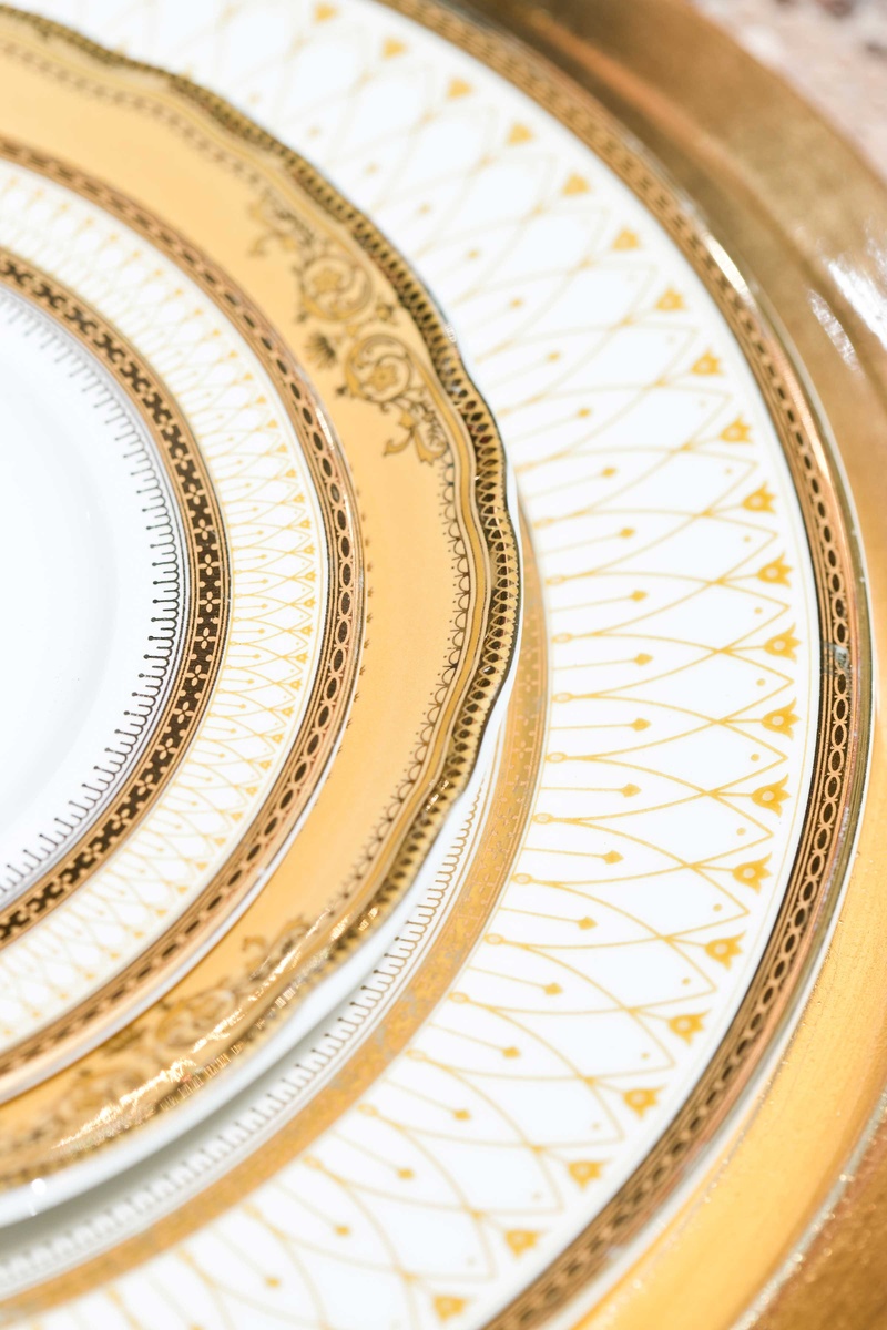 Gold Details on China Plates
Photography: Thisbe Grace Photography
Read More:
http://www.insideweddings.com/weddings/fall-inspired-wedding-styled-shoot-featuring-bold-metallic-details/868/ gold details china plates