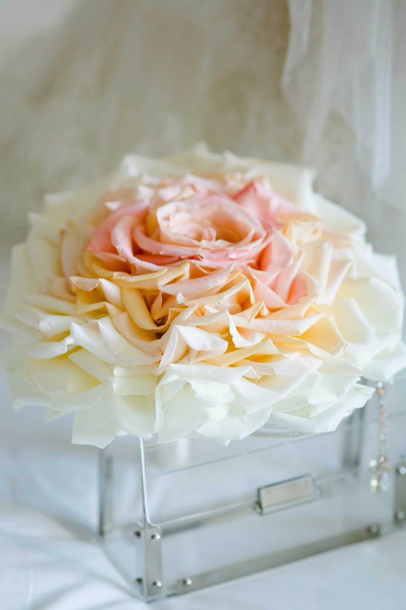 Glamelia Bouquet %26 Acrylic Box Clutch
Photography: Studio This Is
Read More:
http://www.insideweddings.com/weddings/glamorous-city-style-real-wedding-at-a-luxury-hotel-in-chicago/1217/ white pink peach orange rose petal bouquet composite bouquet glamelia style