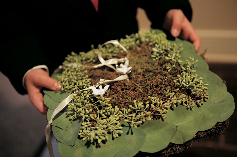 Moss Ring Bearer Pillow
Photography: Mark Staff Photography
Read More:
http://www.insideweddings.com/weddings/autumn-inspired-golf-club-wedding-in-south-carolina/149/ Green nature inspired ring bearer pillow with leaves and moss