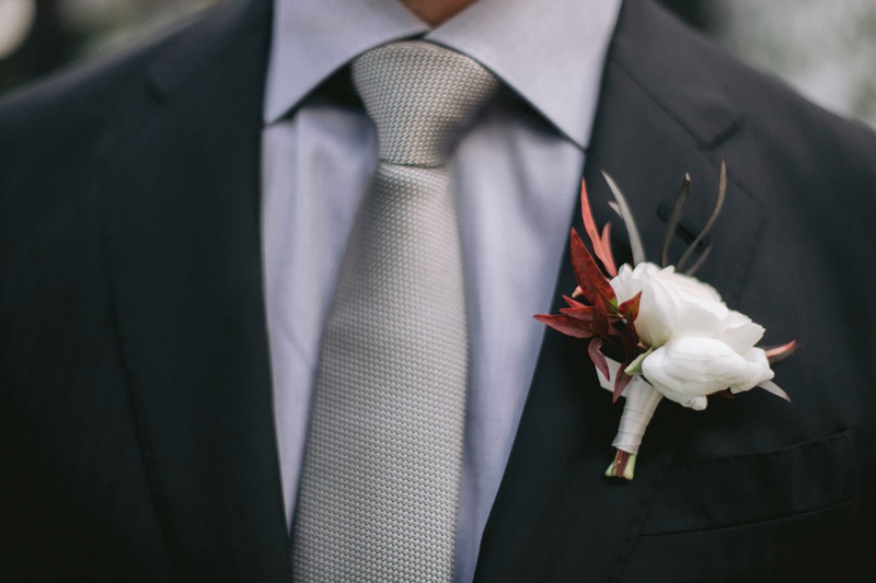 Fall-Inspired Groom's Boutonniere
Photography: Maya Myers Photography
Read More:
http://www.insideweddings.com/weddings/candlelit-jewish-ceremony-unique-cozy-outdoor-reception-in-la/1346/ groom boutonniere white ranunculus with fall leaves foliage lilla bello
