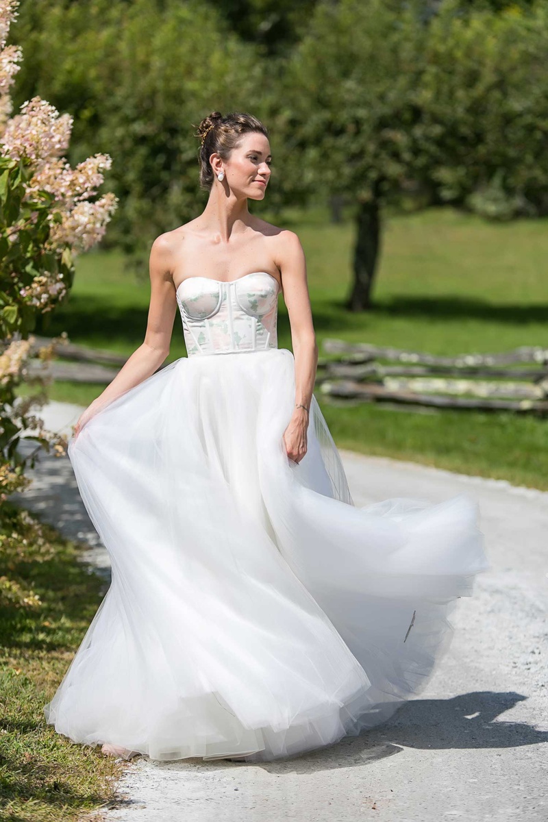 Strapless Wedding Dress with Floral Bodice
Photography: Vue Photography
Read More:
http://www.insideweddings.com/weddings/destination-rustic-fall-wedding-at-a-farm-in-north-carolina/1202/ bride in strapless carolina herrera wedding dress pink green flower print design on bodice tulle