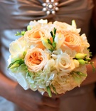 Ivory Bridesmaid Bouquet
Photography: Angela R. Talley Studio
Read More:
http://www.insideweddings.com/weddings/a-classic-southern-wedding-in-nashville/233/ Bridesmaid holds peach flower bouquet with garden roses