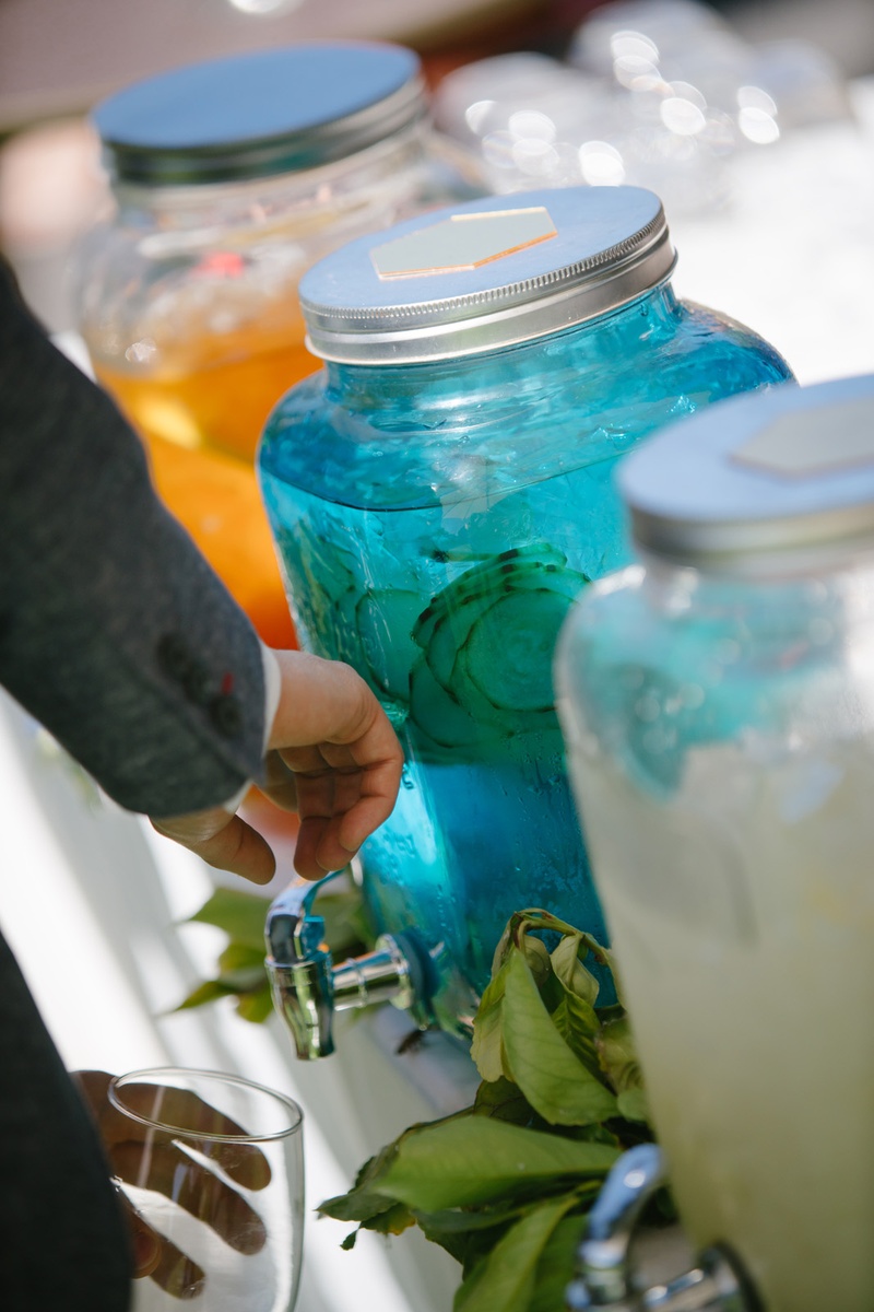 Cucumber-Infused Water in Blue Container
Photography: Karlisch Photography
Read More:
http://www.insideweddings.com/weddings/modern-rustic-wedding-full-of-flowers-and-geometric-details/906/ guest takes cucumber-infused water from blue container