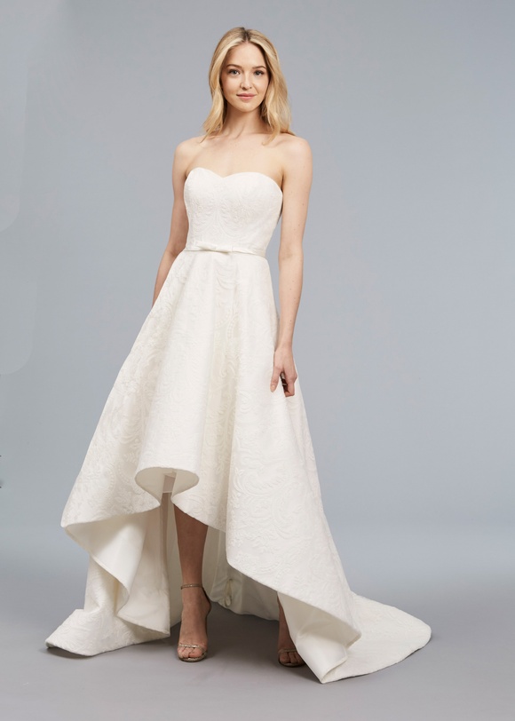 Mia
Photography: Sarra Fleur
Read More:
http://www.insideweddings.com/lookbook/9147/anne-barge-atlanta/blue-willow-bride-spring-2018/ Blue Willow Bride Spring 2018 bridal collection Mia wedding dress sweetheart neckline high low gown