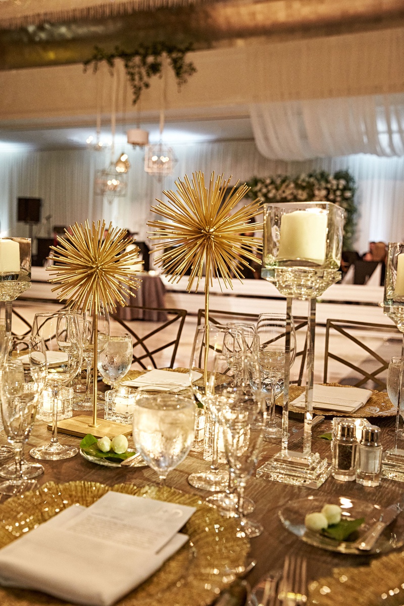 Modern Centerpiece with No Flowers
Photography: KingenSmith
Read More:
http://www.insideweddings.com/weddings/modern-romantic-wedding-with-glam-geometric-details-in-chicago/1171/ modern wedding reception decorations gold starburst decor candles no flowers crystal stand gold