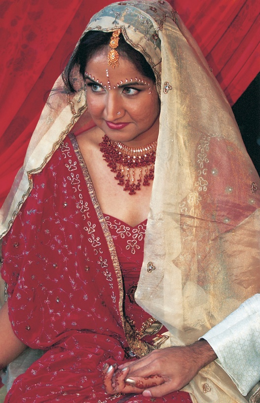 Traditional Indian Bride
Photography: Simone %26 Martin Photography
Read More:
http://www.insideweddings.com/weddings/indian-wedding-at-the-beverly-hills-hotel-california/9/ Bride in red dress with gold veil and jewelry