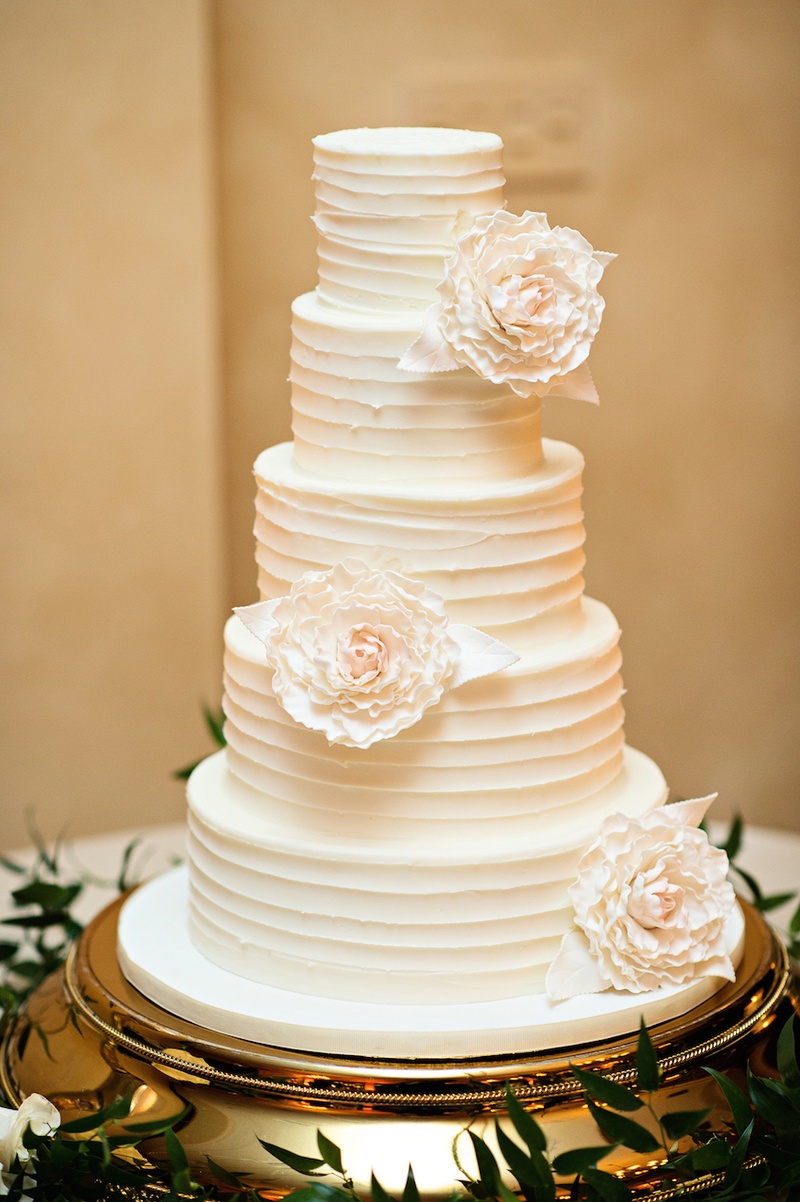 White Wedding Cake with Sugar Flowers
Photography: Kristen Weaver Photography
Read More:
http://www.insideweddings.com/weddings/a-tuscan-themed-jewish-wedding-in-florida-with-natural-details/654/ White wedding cake with textured frosting and white sugar peonies