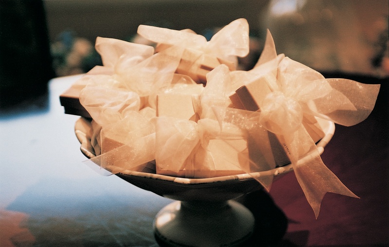 Ivory Favor Boxes
Photography: Susan Bordelon Photography
Read More:
http://www.insideweddings.com/weddings/lindsay-price-and-shawn-piller/98/ Bowl of favors tied with ribbon