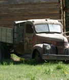 Rustic Wedding Truck Decoration
Photography: Melissa Plantz Photography
Read More:
http://www.insideweddings.com/weddings/elegant-rustic-mountain-wedding-in-colorado/279/ Old run down truck on grass at rustic wedding
