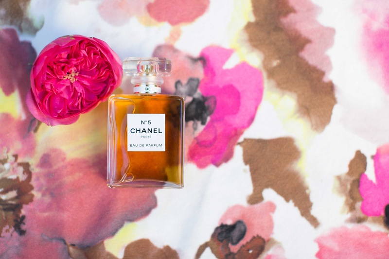 Bottle of Chanel No. 5 On Floral Table Linen
Photography: Thisbe Grace Photography
Read More:
http://www.insideweddings.com/weddings/dramatic-wedding-shoot-inspired-by-alexander-mcqueen-chanel/749/ bottle of chanel no 5 five on top of pink floral table linen