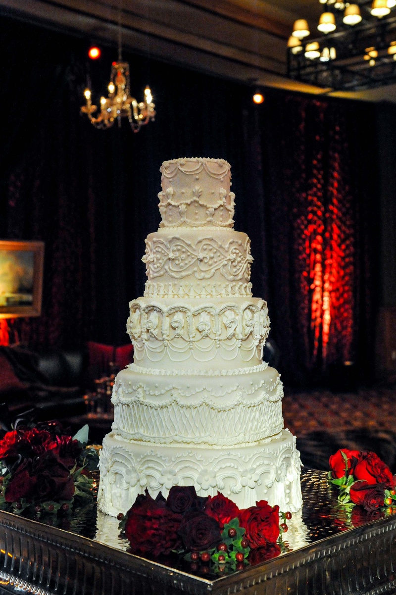 Intricate Cake Design
Photography: Handeland Tesoro Photography
Read More:
http://www.insideweddings.com/weddings/snowy-outdoor-winter-ceremony-cozy-lodge-reception/522/ White round cake with delicate piping and frosting