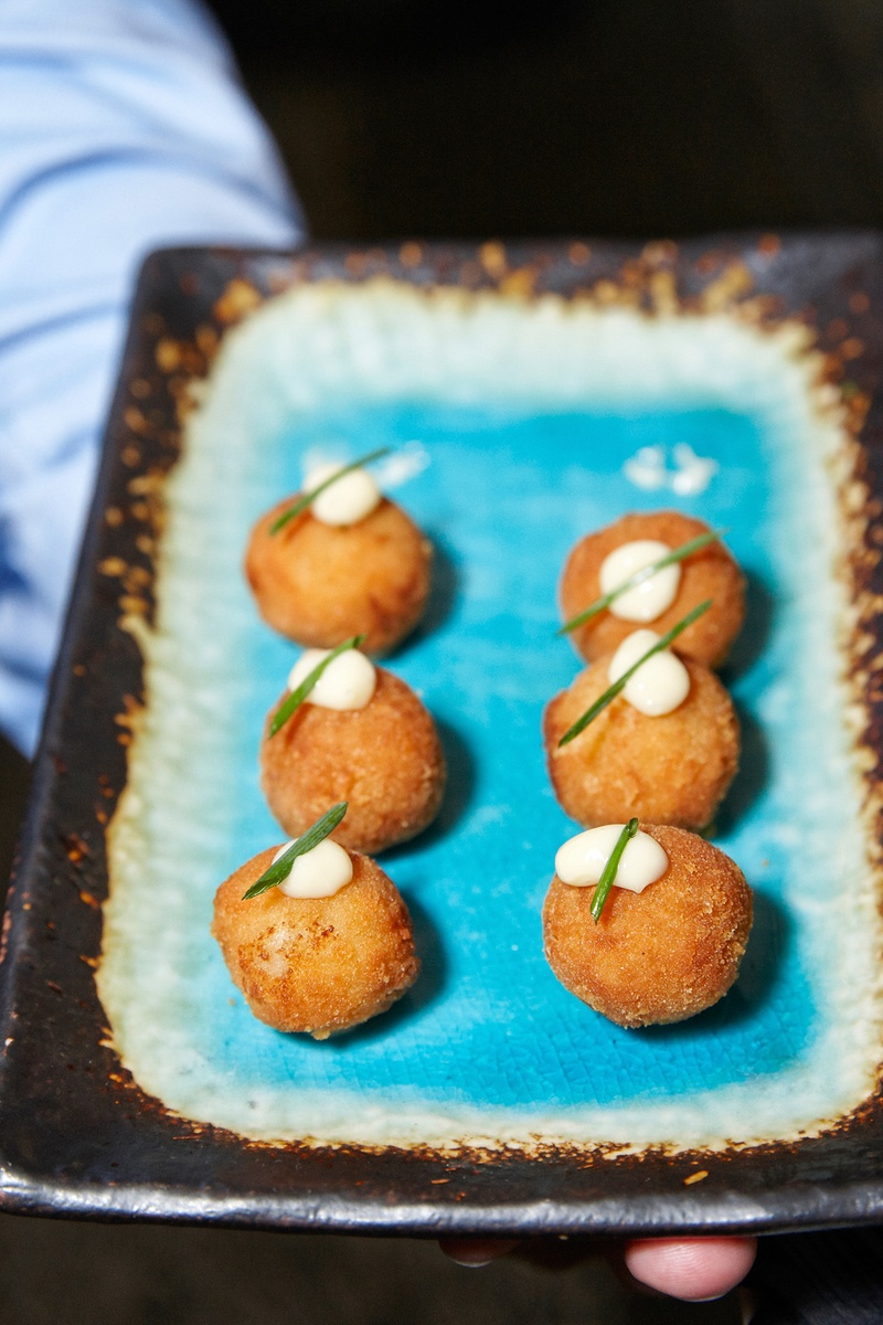 Croquettes Served at Cocktail Hour
Photography: KingenSmith
Read More:
http://www.insideweddings.com/weddings/catholic-ceremony-soft-romantic-fairy-tale-reception-in-chicago/754/ croquette appetizer served at the cocktail hour of the waldorf astoria chicago wedding