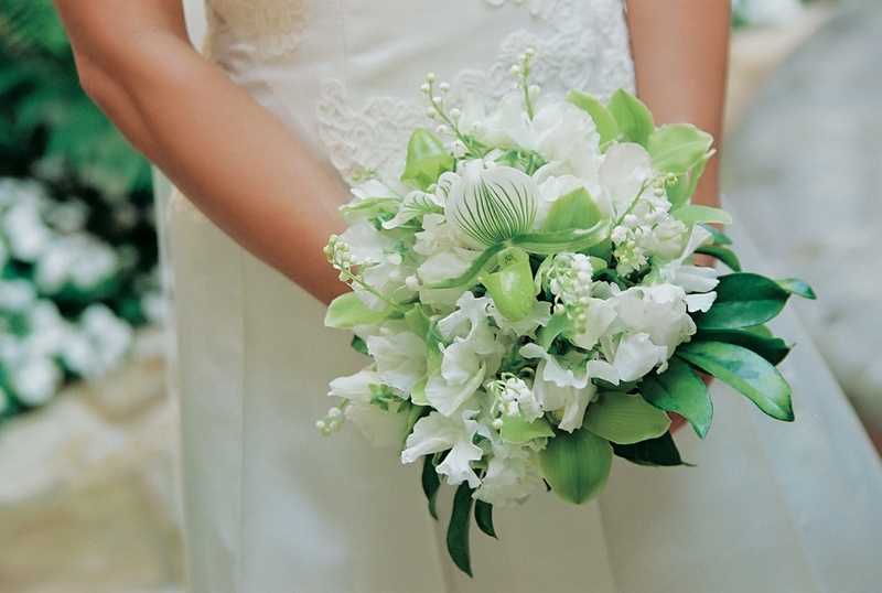 White and Green Bouquet
Photography: Nino Rakichevich Photography
Read More:
http://www.insideweddings.com/weddings/wedding-with-cinderella-theme-in-santa-barbara-california/61/ Snowy bridal bouquet with greenery