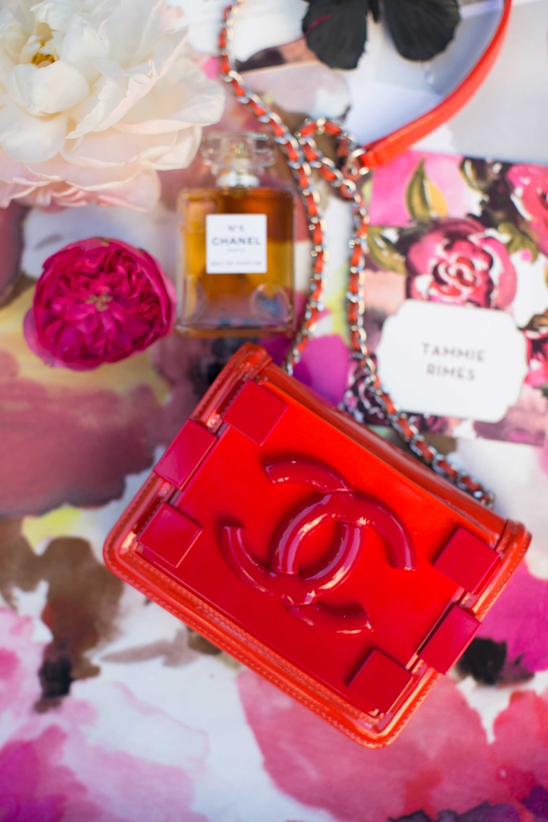 Small Chanel Purse and Products on Floral Table Linen
Photography: Thisbe Grace Photography
Read More:
http://www.insideweddings.com/weddings/dramatic-wedding-shoot-inspired-by-alexander-mcqueen-chanel/749/ small red coco chanel purse on pink floral table linen and other chanel products chanel no 5 perfume