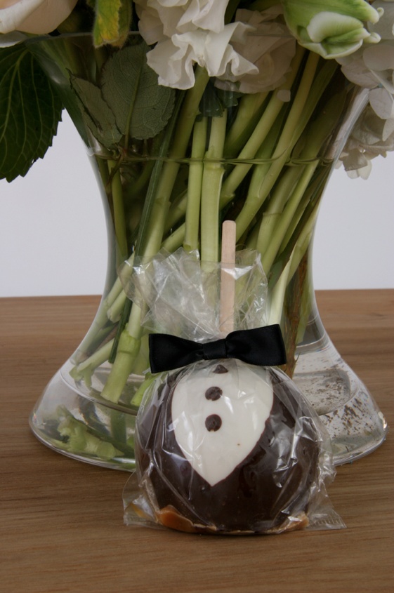 Candy Apple Favors
Photography: Gruber Photographers
Read More:
http://www.insideweddings.com/weddings/english-garden-inspired-fall-wedding-in-new-york-city/210/ Chocolate covered apple that looks like tuxedo