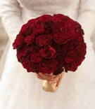 Red Bridal Bouquet
Photography: John Solano Photography
Read More:
http://www.insideweddings.com/weddings/luxurious-traditional-wedding-at-four-seasons-westlake-village/374/ Crimson roses wrapped in champagne ribbon
