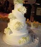 Fresh Flower Wedding Cake
Photography: KingenSmith
Read More:
http://www.insideweddings.com/weddings/elegant-wedding-with-modern-details-at-a-private-estate/383/ White classic wedding cake with fresh roses