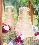 Golden Wedding Cake
Photography: Delaney Dobson
Read More:
http://www.insideweddings.com/weddings/alfresco-celtic-inspired-wedding-styled-shoot-with-rustic-details/858/ golden wedding cake designs frosting mirror florals celtic wedding