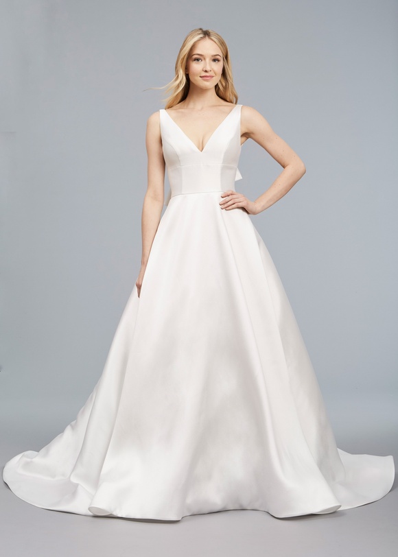 Raquel
Photography: Sarra Fleur
Read More:
http://www.insideweddings.com/lookbook/9147/anne-barge-atlanta/blue-willow-bride-spring-2018/ Blue Willow Bride Spring 2018 bridal collection Raquel wedding dress mikado v neckline gown