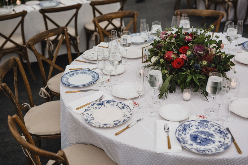 Blue %26 White China and Low Centerpiece
Photography: Cadence %26 Eli Photography
Read More:
http://www.insideweddings.com/weddings/romantic-woodsy-autumn-at-home-tented-wedding-in-minnesota/1271/ round wedding reception table white linen wood chair low centerpiece fall colors blue white china