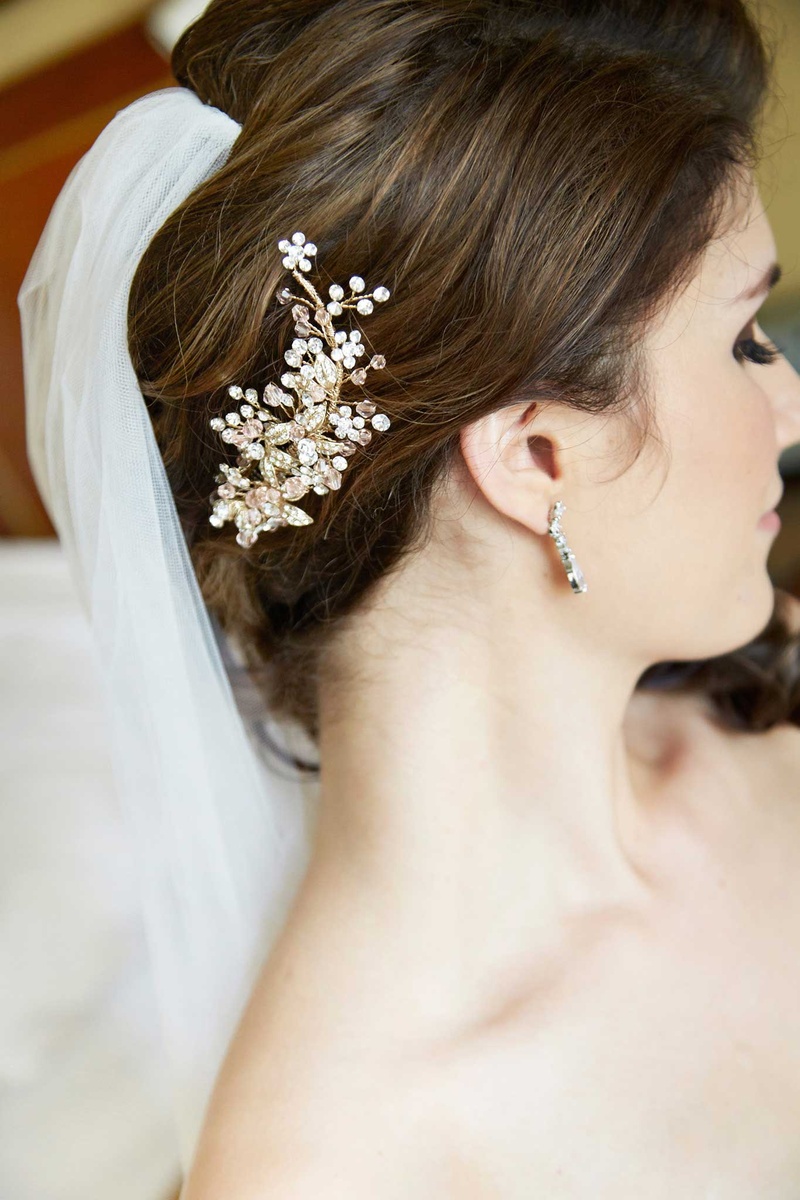 Jeweled Bridal Hairpiece %26 Veil
Photography: KingenSmith
Read More:
http://www.insideweddings.com/weddings/delicately-detailed-chicago-wedding-with-jewish-christian-customs/762/ silver metallic jeweled hairpiece headpiece floral design and veil