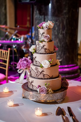 Round Wedding Cake With Fresh Roses And Brown Piping Round Wedding Cake With Fresh Roses And Brown Piping