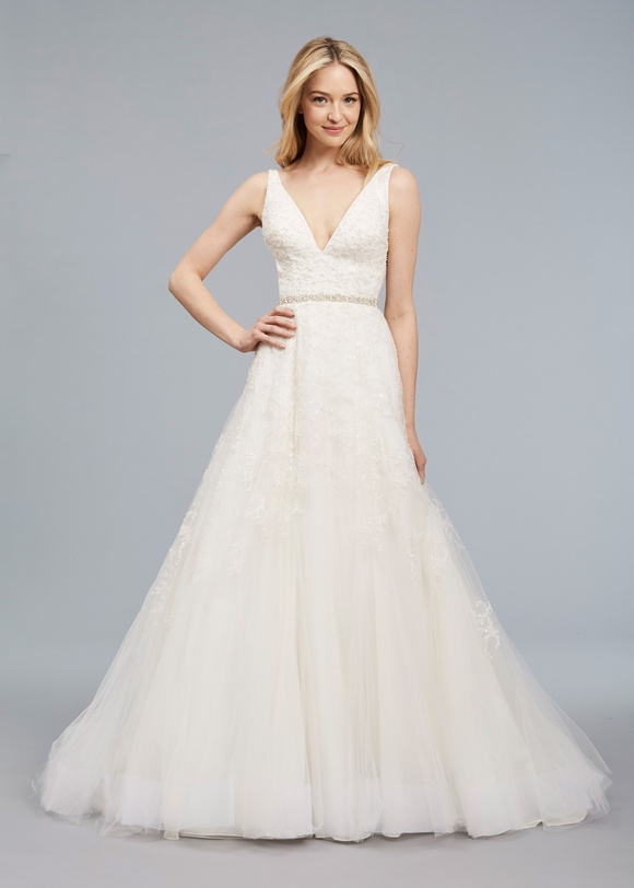 Twiggy
Photography: Sarra Fleur
Read More:
http://www.insideweddings.com/lookbook/9147/anne-barge-atlanta/blue-willow-bride-spring-2018/ Blue Willow Bride Spring 2018 bridal collection Twiggy wedding dress tulle v neck a line gown