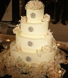 Crystal-Accent Wedding Cake
Photography: KingenSmith
Read More:
http://www.insideweddings.com/weddings/timeless-black-white-wedding-in-chicago-illinois/349/ Round wedding cake with crystal brooch and fresh rose