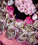 Caramel Apple Favors
Photography: Jay Lawrence Goldman Photography
Read More:
http://www.insideweddings.com/weddings/classic-contemporary-ballroom-wedding-in-pacific-palisades/264/ Individually wrapped candy apples for guests