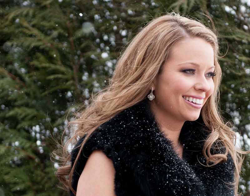 Wintry Bridesmaid Attire
Photography: Handeland Tesoro Photography
Read More:
http://www.insideweddings.com/weddings/snowy-outdoor-winter-ceremony-cozy-lodge-reception/522/ Woman with hair in curls with black furry shawl