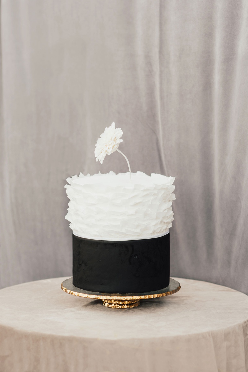 Small White Ruffle Cake with Black Base
Photography: Sam %26 Sola Lee Photography
Read More:
http://www.insideweddings.com/weddings/modern-outdoor-ceremony-tent-reception-in-seattle-on-puget-sound/1309/ small simple wedding cake black and white ruffle flower cake topper gold stand