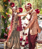 Exchange of Garlands
Photography: Kim Fox Photography
Read More:
http://www.insideweddings.com/weddings/colorful-indian-summer-wedding-at-a-golf-course/449/ Indian bride and groom participate in Jaimala ceremony