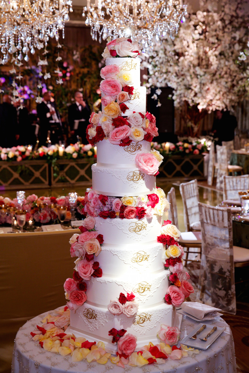 Wedding Cakes: 20 Ways to Decorate with Fresh Flowers  Inside 