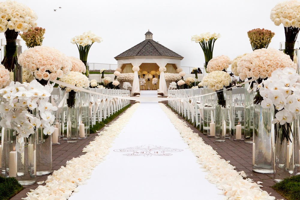 10 Personalized Aisle Runners to Inspire Your Ceremony