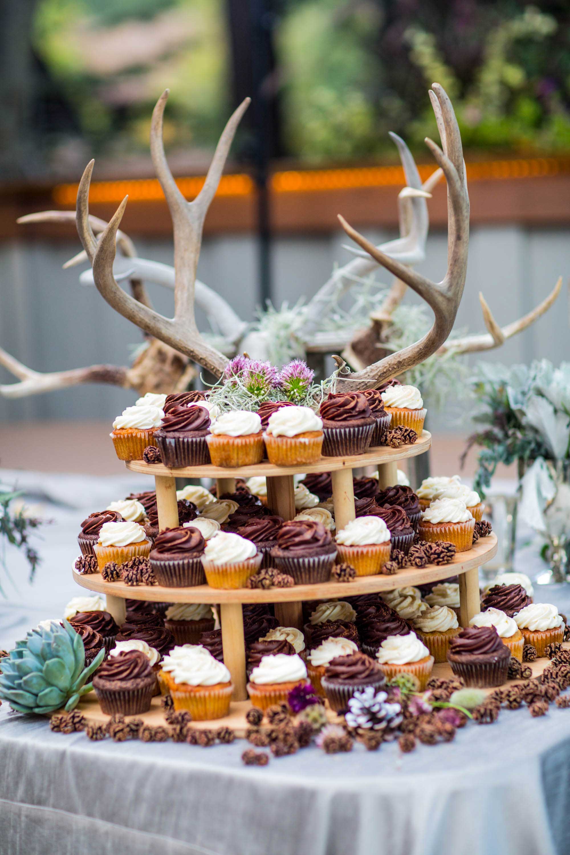 Should You Choose Cake Cupcakes or Both for Your Wedding ...